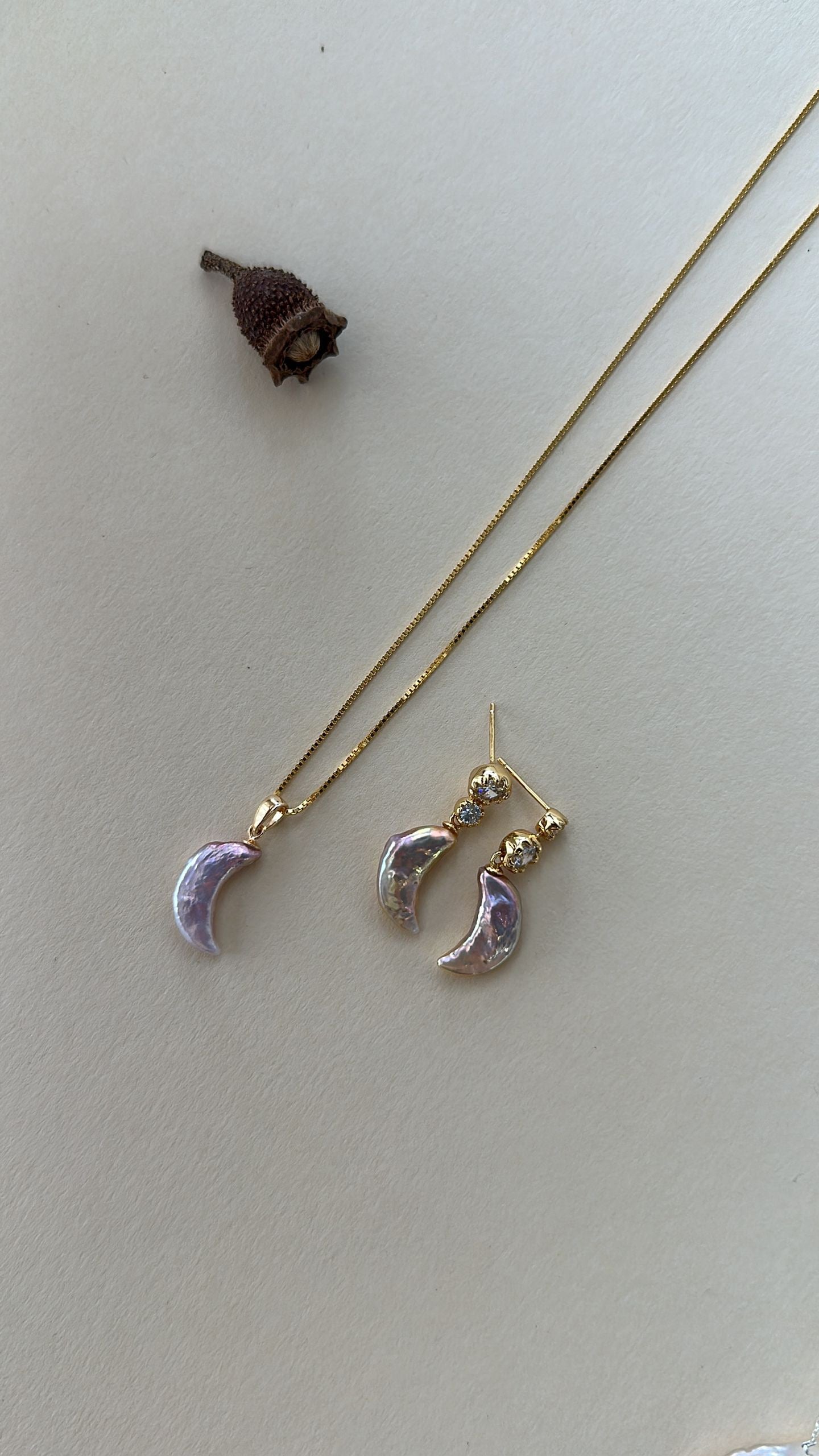 Iridescent Pearl Moon Pendant Necklace – Gold